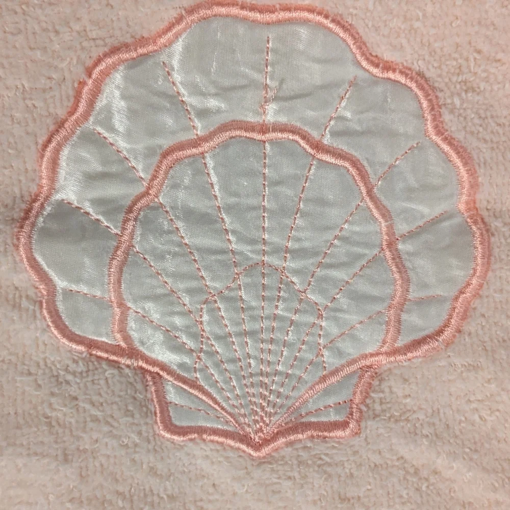 Vintage Peach Sea Shell Bath Towel Satin & Embroidered Trim Soft Scalloped EUC